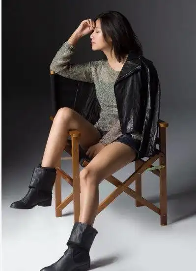 徐静蕾一身格子西装,尽显端庄性感,霸气的坐姿更是凸显大女人性格.