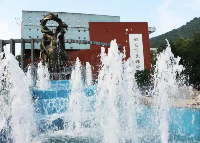 都匀民族中学交通路线市内可乘坐公交2路,28路等公交线路考点服务都匀