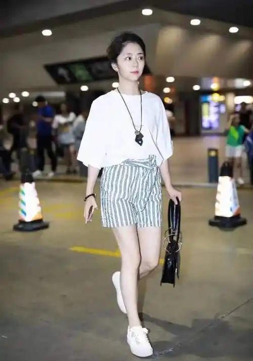 谭松韵机场生图,白t恤配条纹短裤,少女感十足!