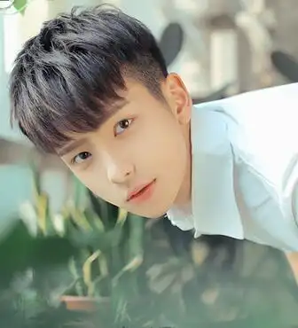 男生小清新齐刘海发型图片 可爱有魅力