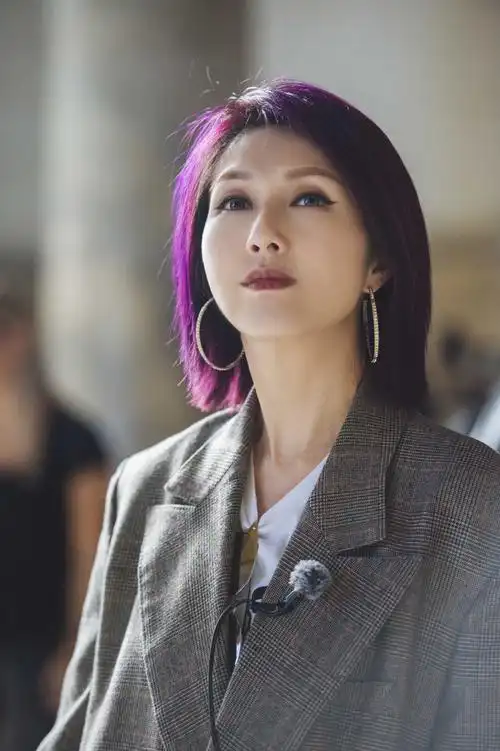 《妻子3》霍思燕粉色发带甜美 魏大勋与妻子团合照大片感十足