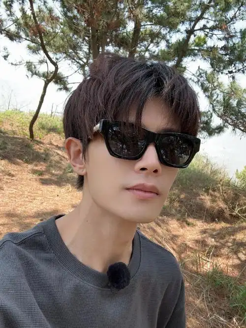 自拍照超帅的!  #任嘉伦嗨放派##嗨放岛漂流瓶##嗨放派