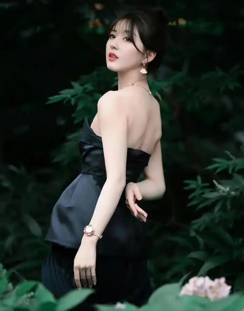 赵露思黑色抹胸礼服配丸子头造型#娱乐大赏# #娱乐明星# #一眼沦陷