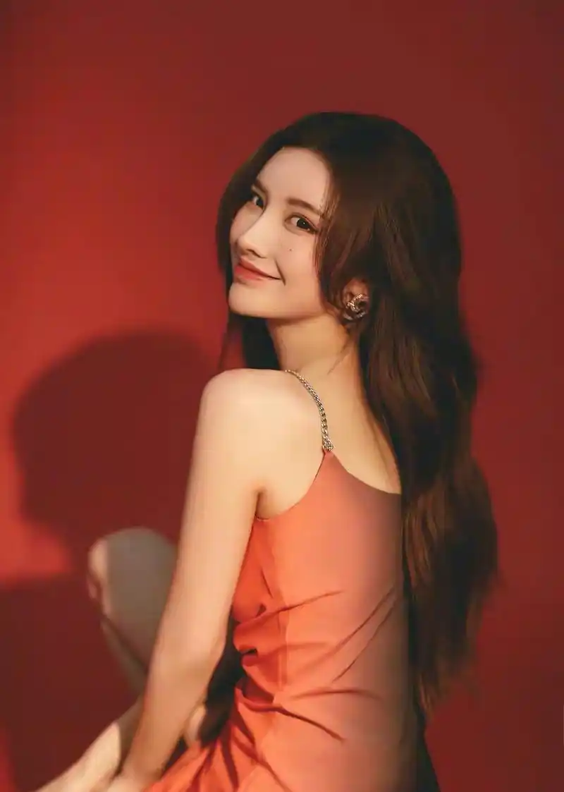 戴燕妮性感火辣吊带红裙,造型温柔妩媚