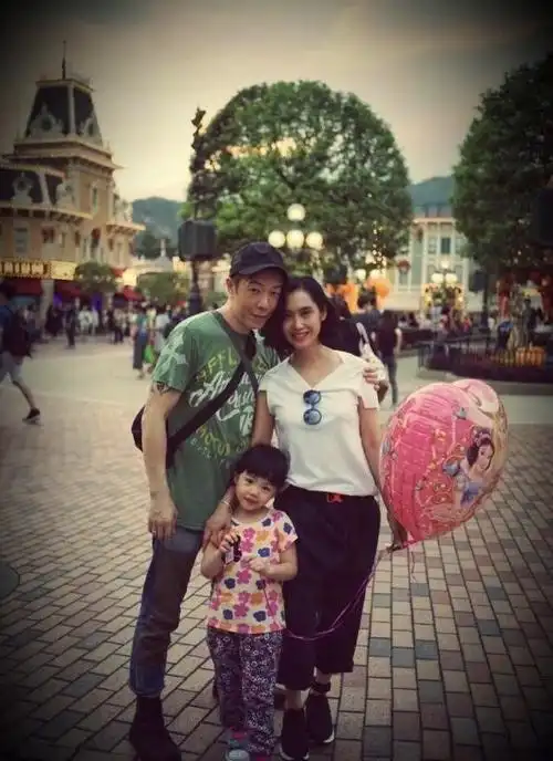 除夕之夜合家团圆,明星纷纷晒上全家福,鹿晗关晓彤夫妻相十足!