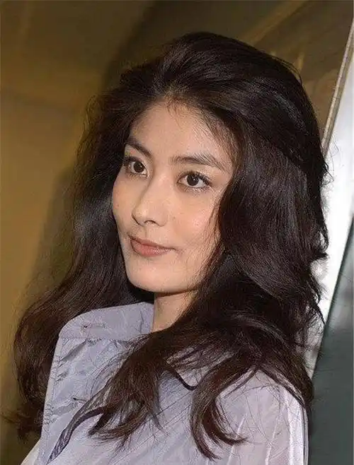 原创48岁歌后陈慧琳容颜未老身材有型依旧是如此美丽动人