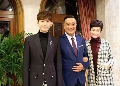 55岁李颖为母亲庆生,母女俩同框似姐妹,80岁的母亲优雅又自信