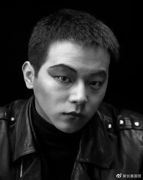 窦唯30年前写真旧照曝光,半脸妆出镜又酷又帅|窦唯_新浪新闻