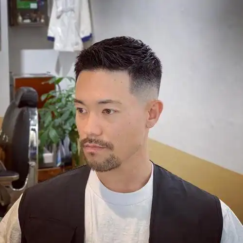 露额发型是另一种流行的男士发型,它将两侧的头发削短,将前额的头发留