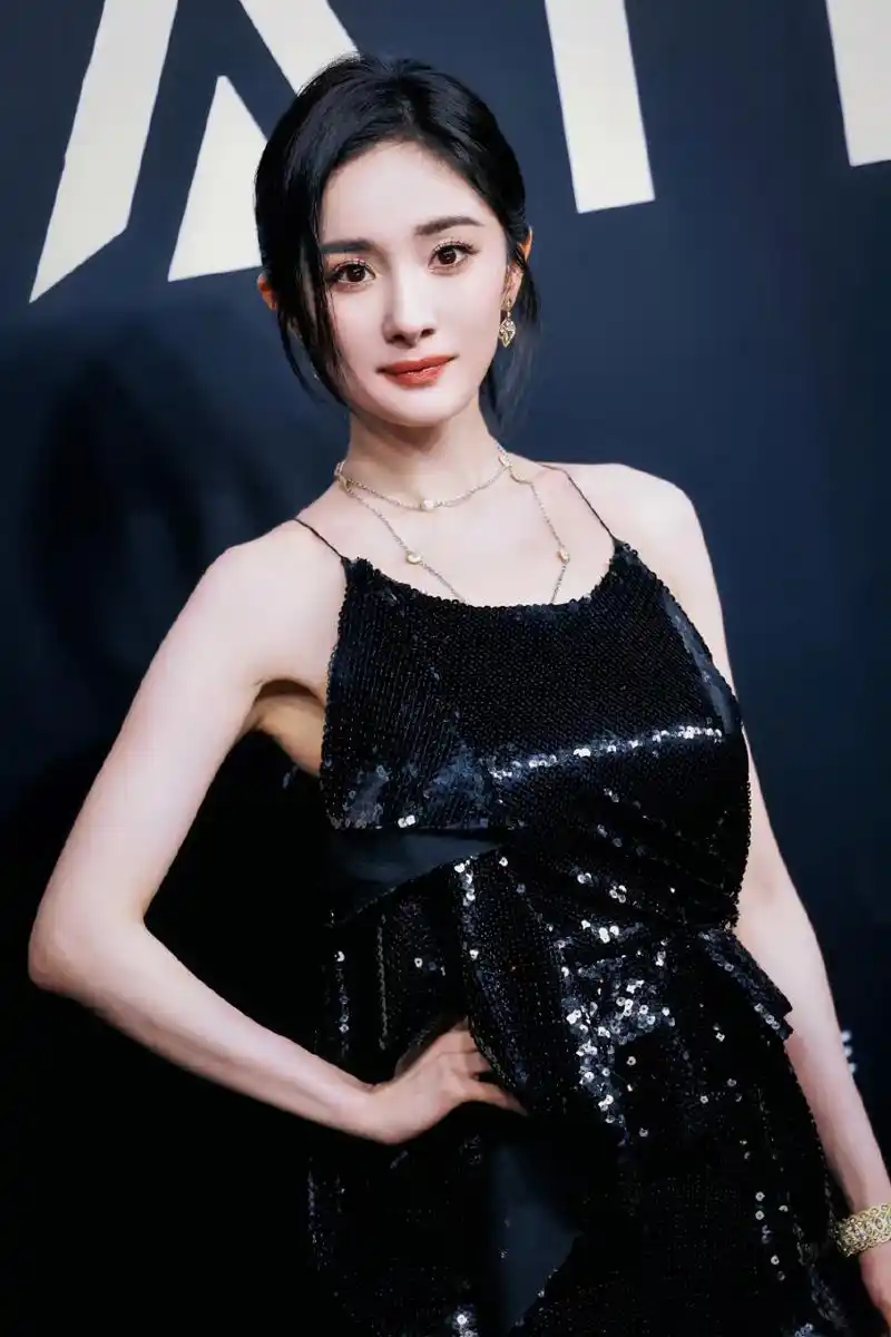 今日份gq红毯大流明星现场图:张艺兴,李现, 杨幂,宋茜,状态超好,难怪