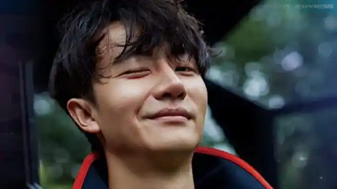 黄轩笑起来真的好看吗?来自本人的经典问候,大胆评论丨影视