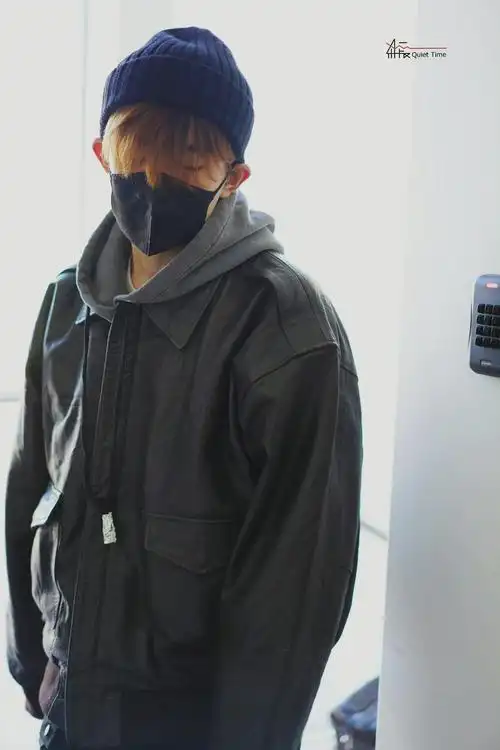 易烊千玺着黑色皮衣休闲酷飒 金发长刘海配毛线帽酷帅有型