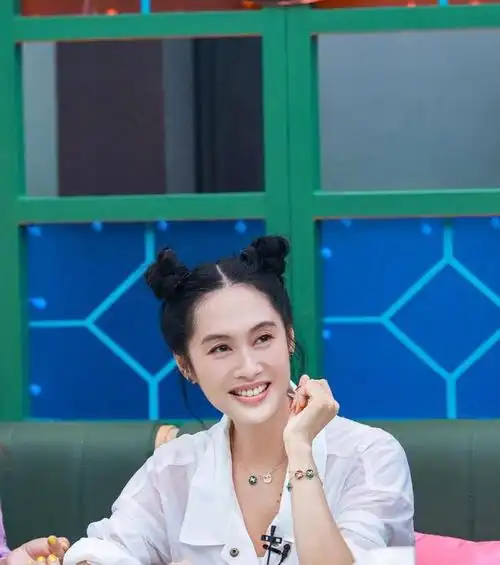 71年的朱茵太会扮嫩扎哪吒头少女感满满永远的紫霞仙子