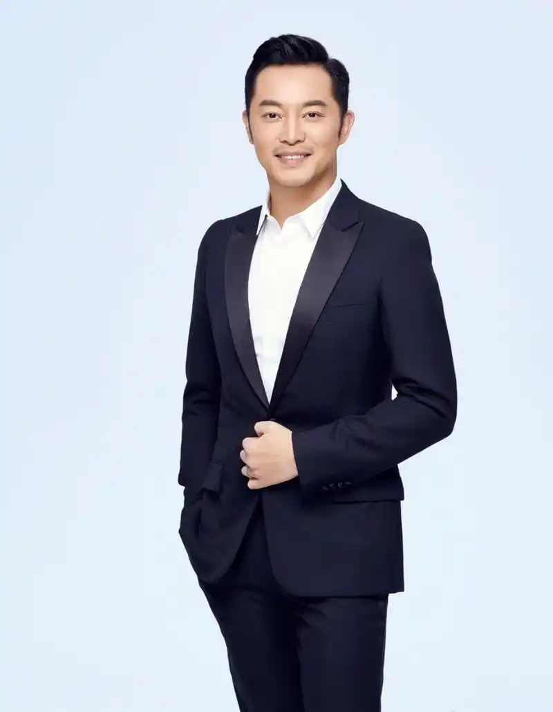 生活中幽默搞笑的沙溢,在穿着上也是随心舒适,简单大方不失魅力