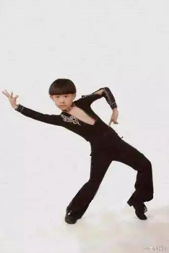 易烊千玺小时候的照片真是笑到胃抽筋啊!