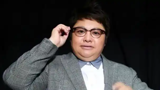 韩红减重40斤,扎丸子头女人味十足,引起网友热议__财经头条