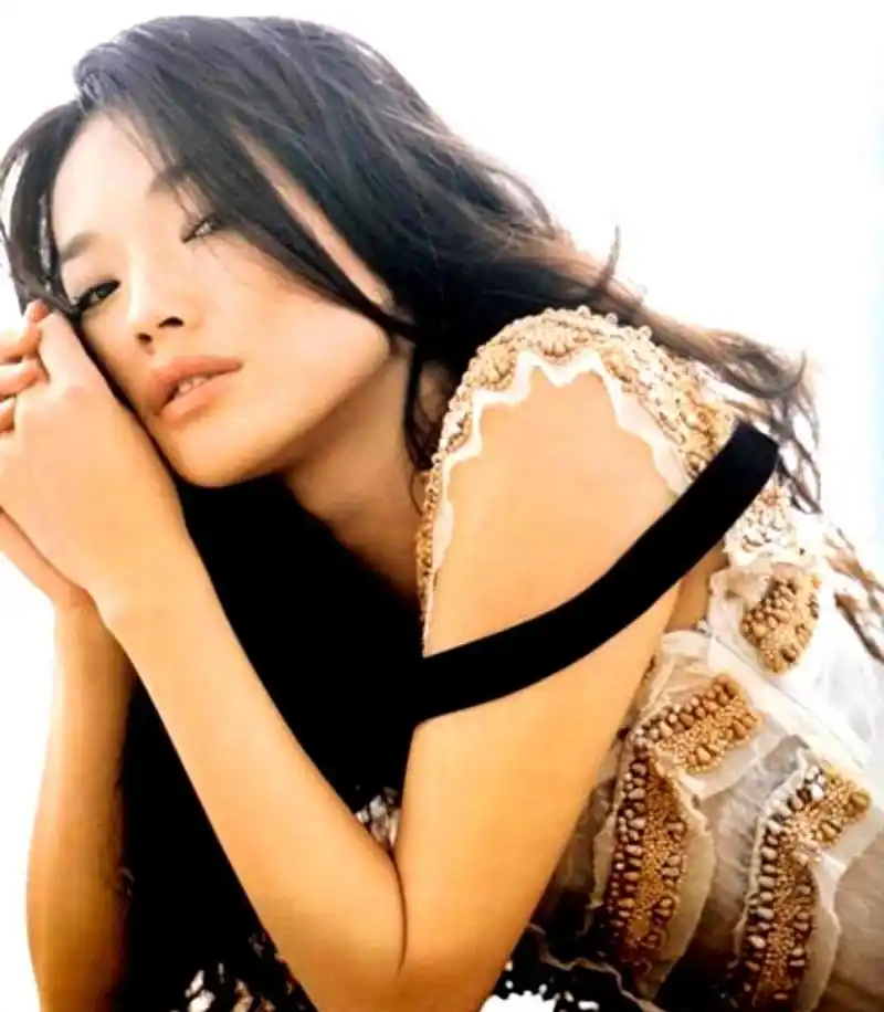 舒淇早期的艺术照散发着浓郁的欲望气息,令人沉醉其中.