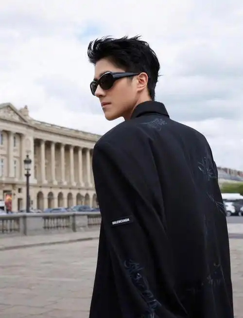 刘昊然676767最新街拍造型释出.黑色暗纹西装造型又酷又帅