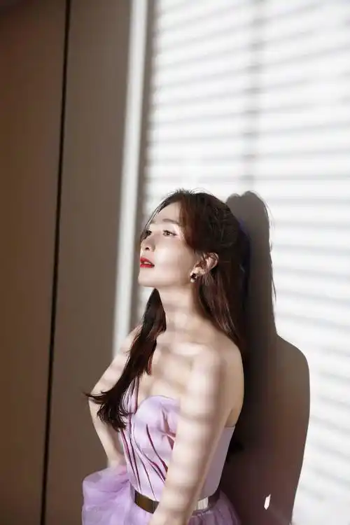 原创江疏影好有女神范身穿紫色闪钻抹胸纱裙尽显温柔甜美气质