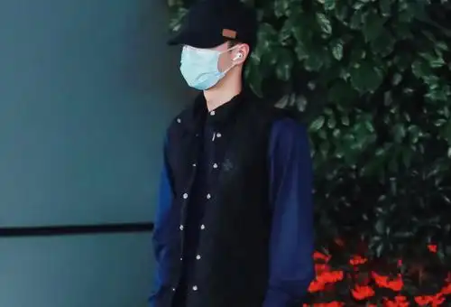 王一博打工人路透换风格,录制《天天向上》,戴眼镜穿毛衫太帅了