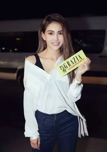 辣妈昆凌在ins上晒出自己在工作的动态视频,一身休闲装甜美可人,而