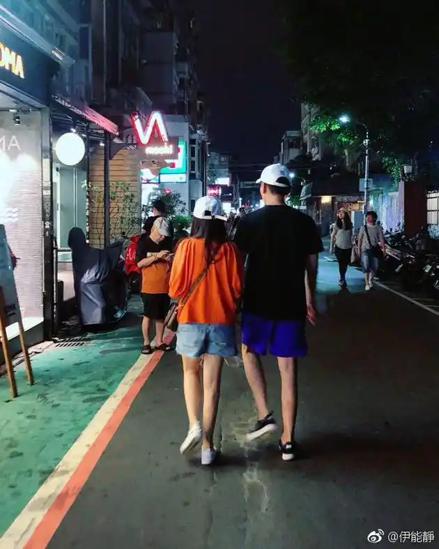 伊能静秦昊牵手如二十岁情侣盼女儿长成独立女性