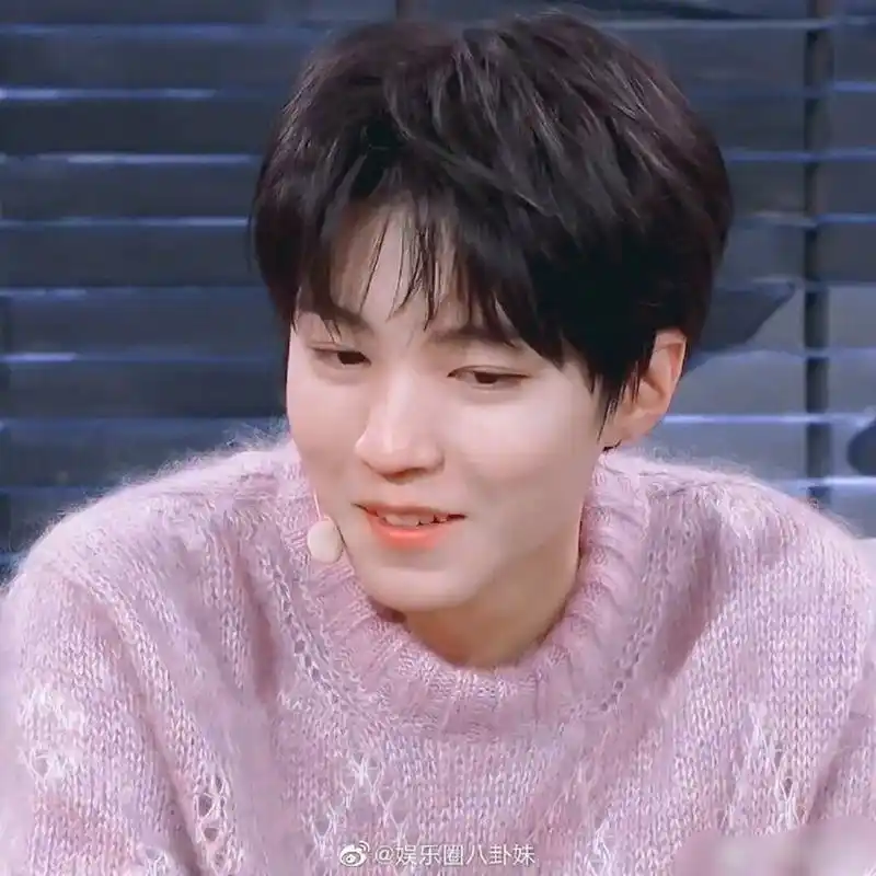 论王俊凯与毛衣的适配度! 这套粉色的毛衣造型简直就是封神的存在!