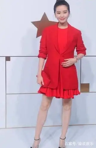 刘诗诗怀孕消息疑坐实?挺大肚出席活动,捂着肚子难掩喜悦之情