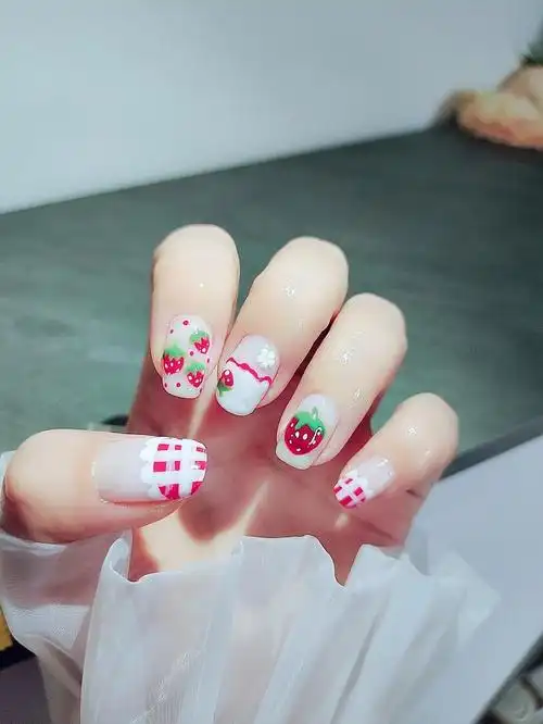 新手必备草莓美甲教程教你轻松学美甲