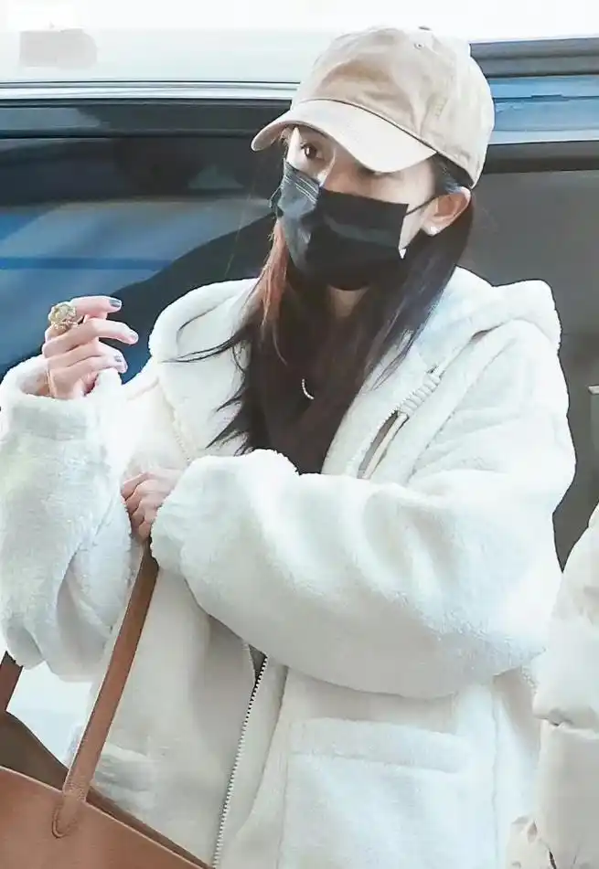 杨幂现身上海机场,黑色口罩下隐藏的冷艳魅力让人心动!