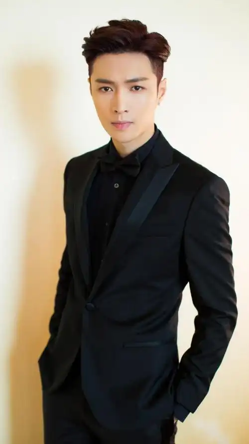 张艺兴西服帅气写真