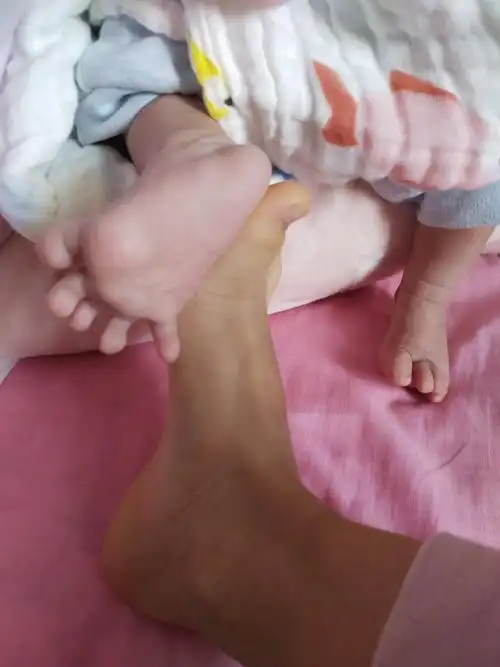 姐姐的大脚丫子和弟弟的小小脚