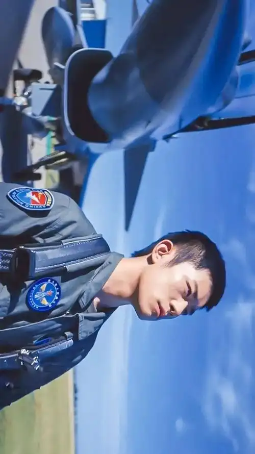 易烊千玺军装_大人