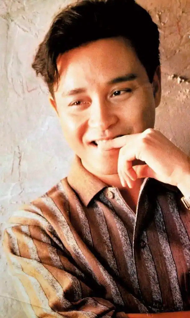 张国荣逝世19年,他少年时期帅照曝光,女粉丝发布一张珍贵照片