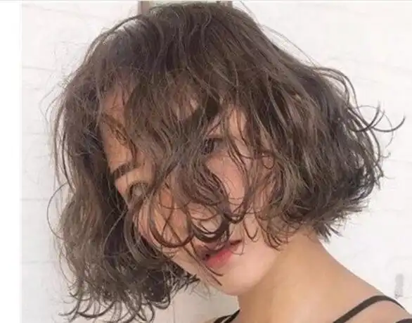 女生蛋卷烫短发发型图片