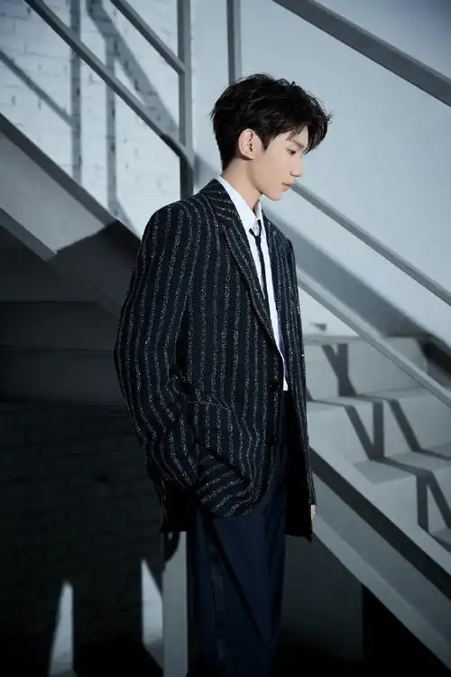 王源818晚会星空西装造型