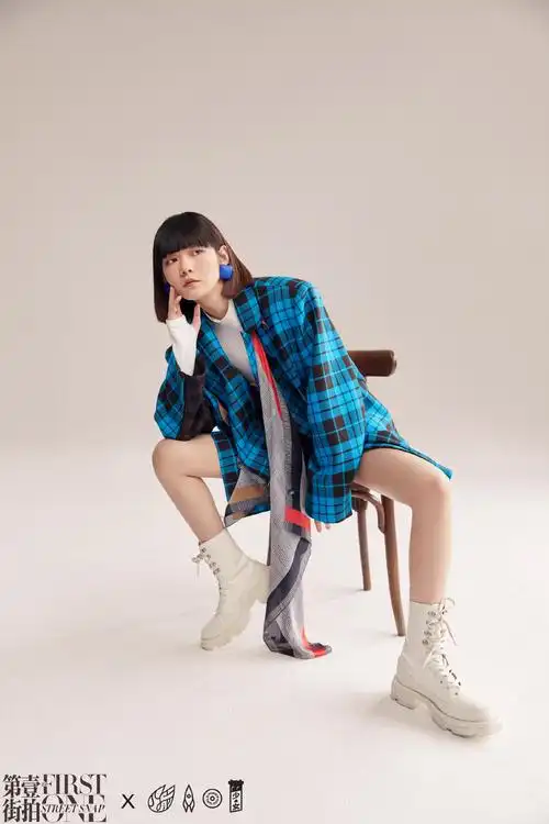 段奥娟纹格西装时髦写真图片33