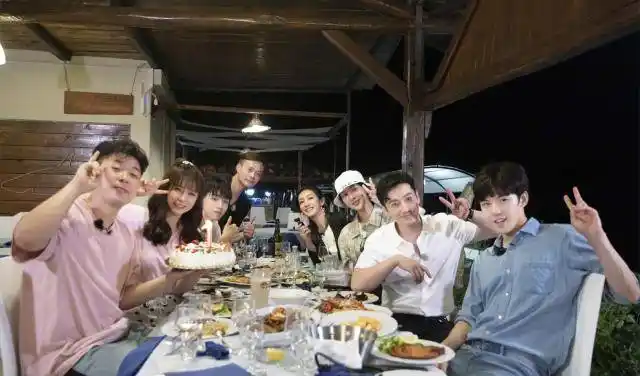 《中餐厅》预告搞事情,王俊凯杨紫黄晓明纷纷落泪,原因很无奈_王鹤