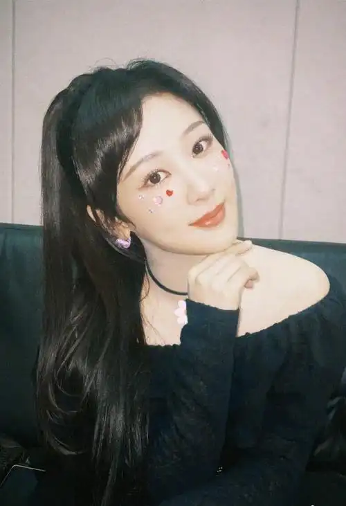 7月6日,杨紫展示了一组可爱的照片,充满了女性群体风格!