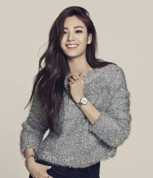 全球第一美女林珍娜,气质好 小露香肩,本年度最美面孔100人之一