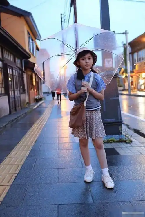 9岁刘楚恬太美了头扎双马尾少女气息十足没想到腿竟然这么长