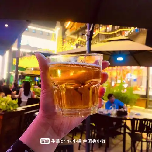 手拿drink|始于1903年.青岛啤酒