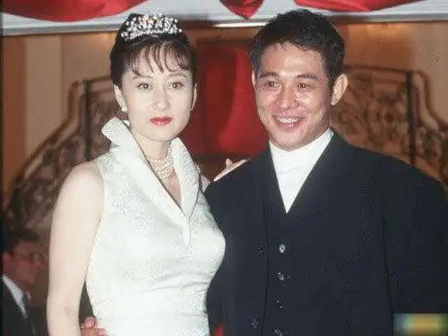 离开赌王何鸿燊后为何利智吊了10年才肯嫁给李连杰