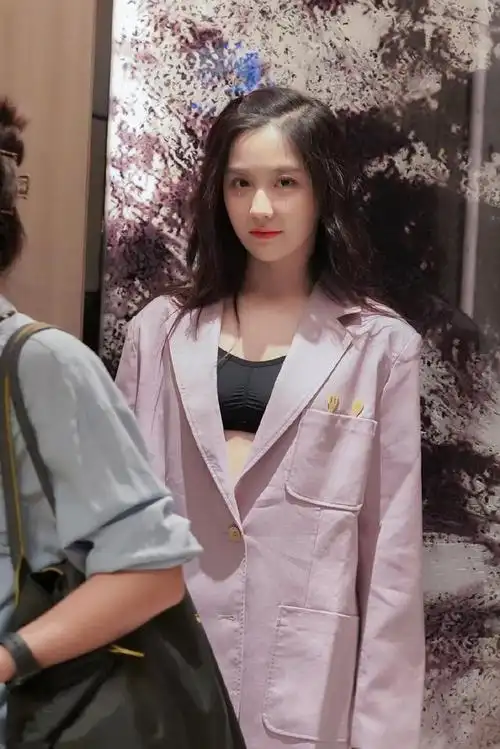 王艺瑾胆真肥穿大码西装玩下衣失踪还大胆露内衣