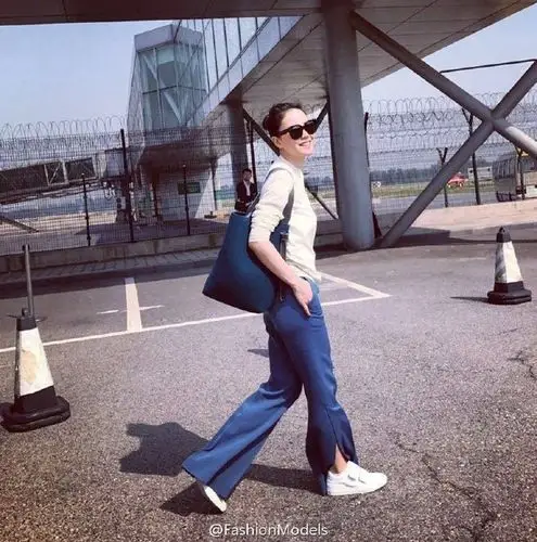 机场真街拍# 王菲低调现身机场,启程前往巴黎观看celine 2017春夏大