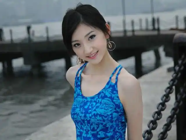 景甜早期生活照曝光穿低领装站在江边拍照侧身状态引起热议