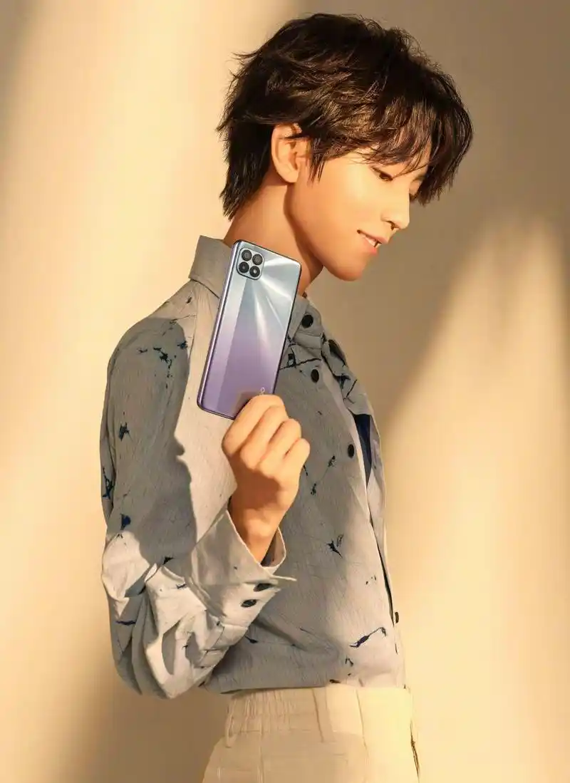 王俊凯寸头造型出圈!手握3部待映大片,多重身份轻松切换