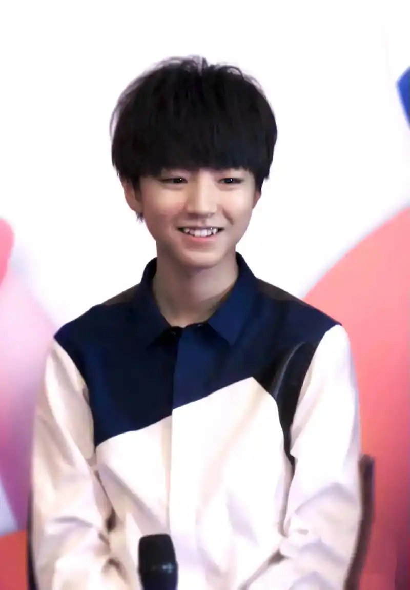 我已经很久很久很久很久没有见过那个笑起来还有虎牙的王俊凯了很多年