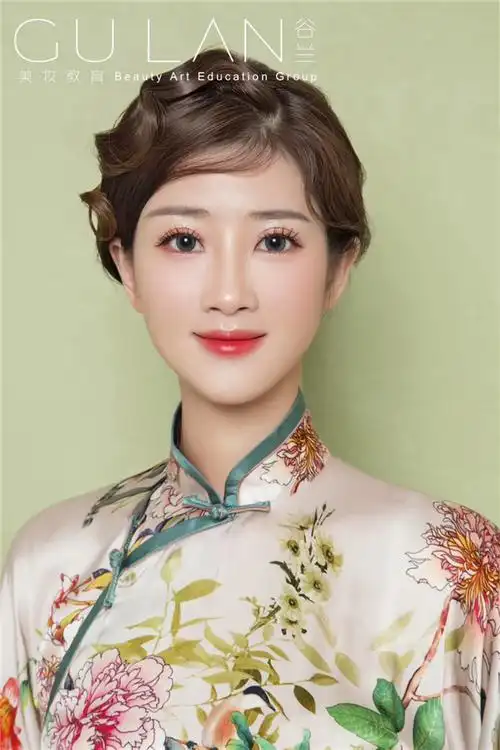 波纹刘海搭配气质盘发清新花鸟旗袍造型