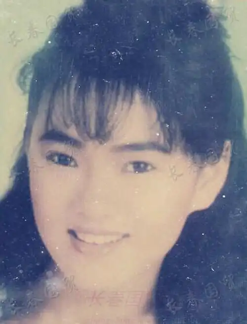 组图:伊能静早年旧照曝光气质清纯 圆脸略带婴儿肥笑容甜美